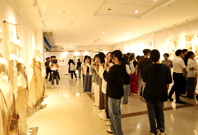 寻根千年 文化重绽 江西夏布文创作品巡展走进江西工业贸易职业技术学院